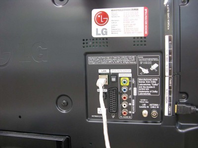 Выход LAN для подключения интернет-кабеля на задней панели телевизора