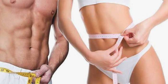 Мужчины и женщины измеряют свои параметры после потери веса