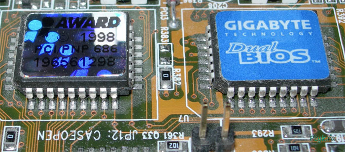 BIOS - это набор микросхем материнской платы, которые выполняют функции тестирования аппаратного обеспечения ПК, загрузки Windows, обеспечения интерфейса для взаимодействия между аппаратным и программным обеспечением компьютера и конфигурации оборудования.