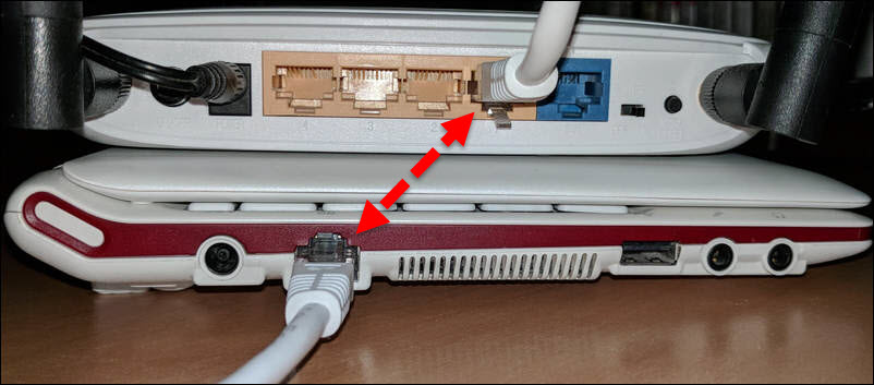 Ноутбук подключен к маршрутизатору с помощью кабеля.