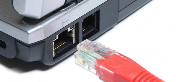 Подключаем кабель RJ-45 к порту LAN сетевой карты